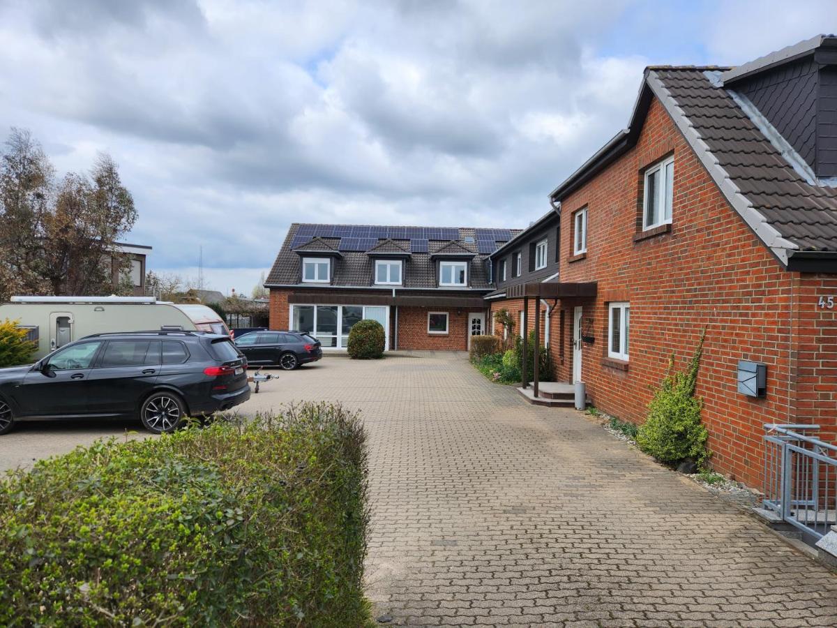 Neumuehler Hof- Ferienwohnung "Thomas" 3 Zimmer,3 Baeder Mit Dusche, Kostenfreie Parkplaetze Vor Dem Haus شفيرين المظهر الخارجي الصورة